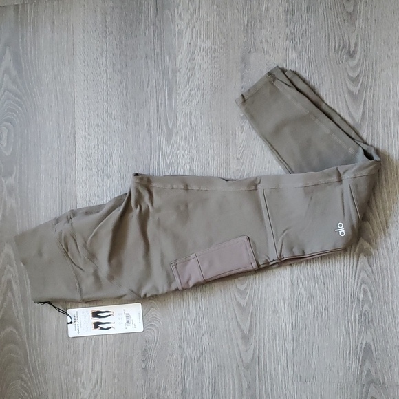 Alo Yoga High-Waist Cargo Legging in Olive - Picture 7 of 8